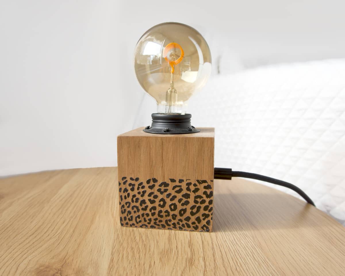 am-cla-lampe-bois-poser-l-opard-ch-ne-massif-led image 1