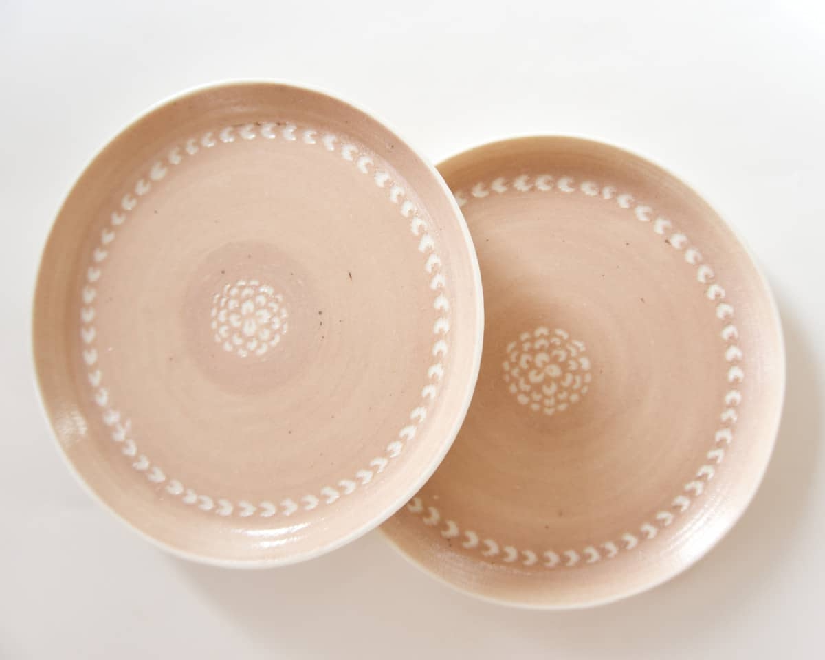 am-cla-assiette-porcelaine-beige-rose-motifs-blancs-18-cm image 2