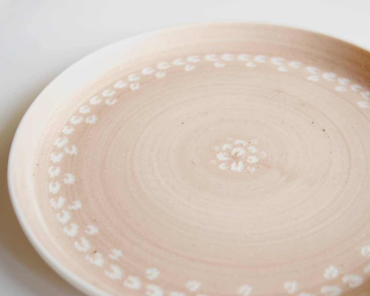 am-cla-assiette-porcelaine-beige-rose-motifs-blancs-18-cm-2 image 5