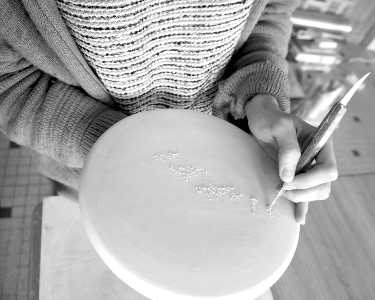 am-cla-assiettes-artisanales-assiette-porcelaine-violette-18-cm image 5