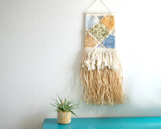 am-cla-tissages-tissage-mural-jaune-bleu-raphia-franges image 1