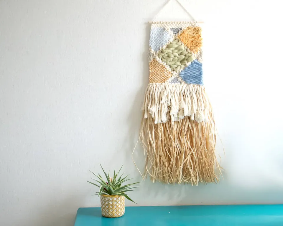 am-cla-tissages-tissage-mural-jaune-bleu-raphia-franges image 1