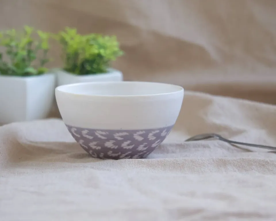 am-cla-bol-porcelaine-violet-motifs-floraux-blancs-9-5-cm image 1