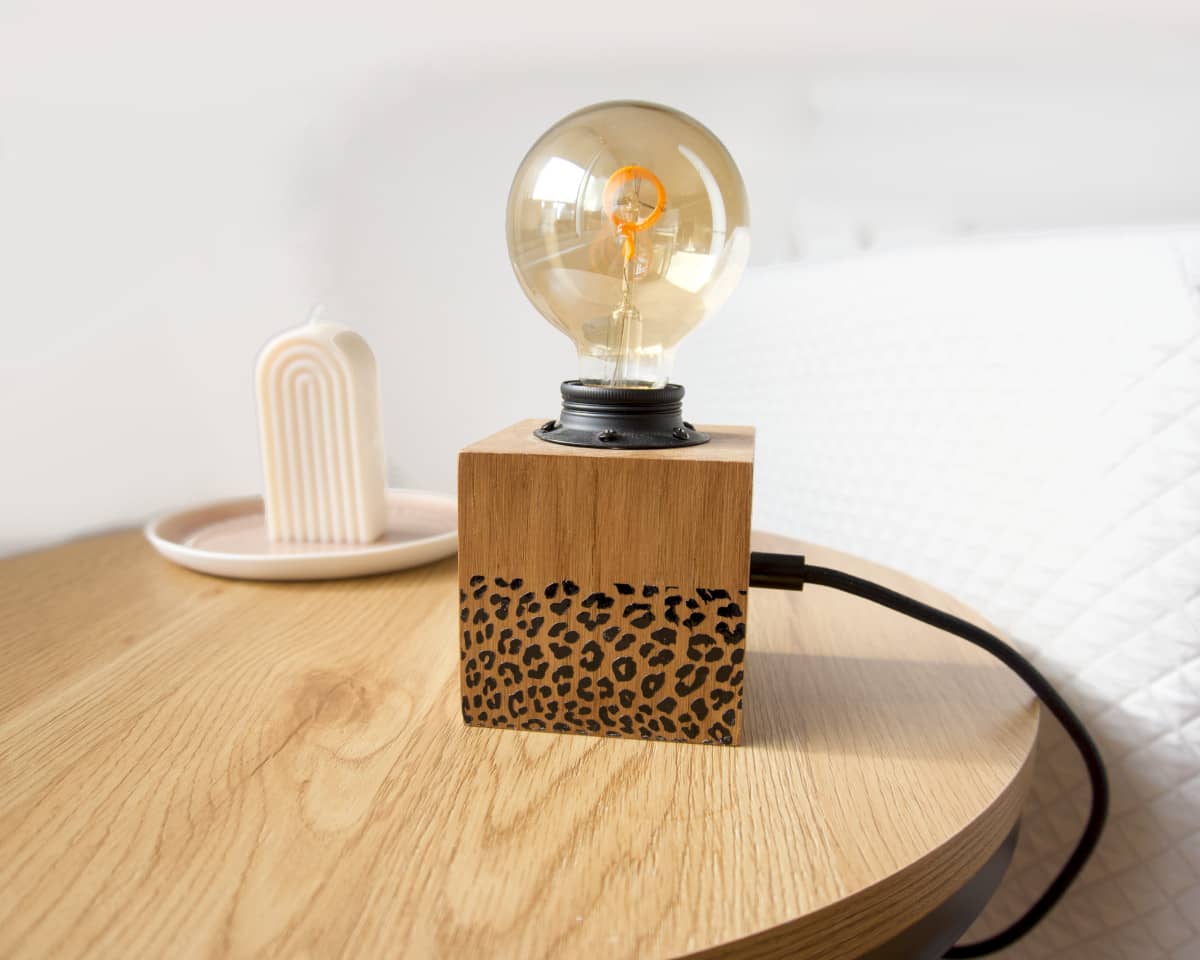 am-cla-lampe-bois-poser-l-opard-ch-ne-massif-led image 2