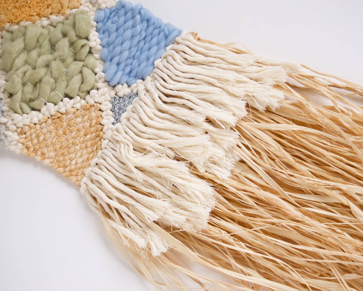 am-cla-tissages-tissage-mural-jaune-bleu-raphia-franges image 4