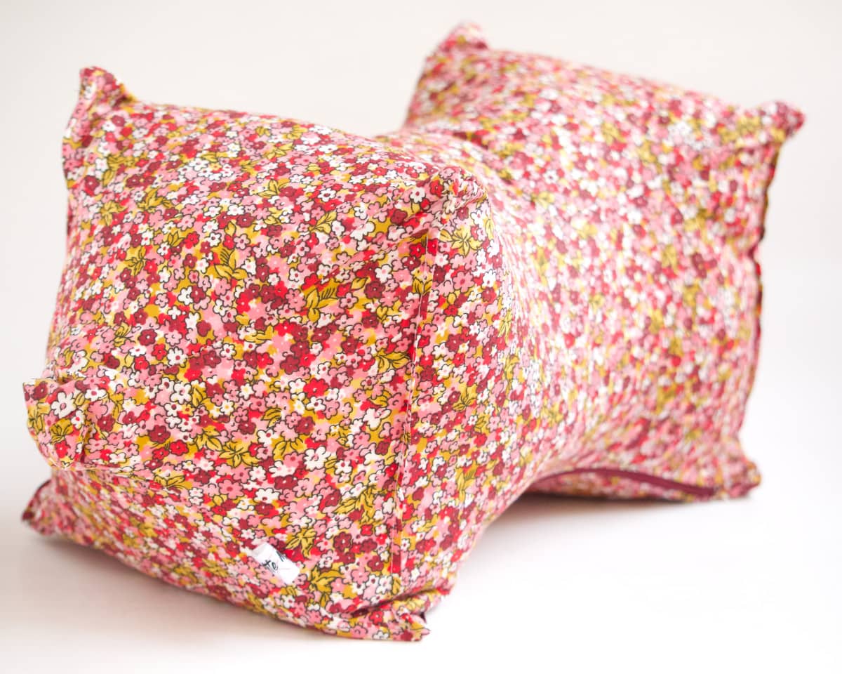 am-cla-coussin-nuque-liberty-rose-fleurs-coton-bio-47-cm image 3