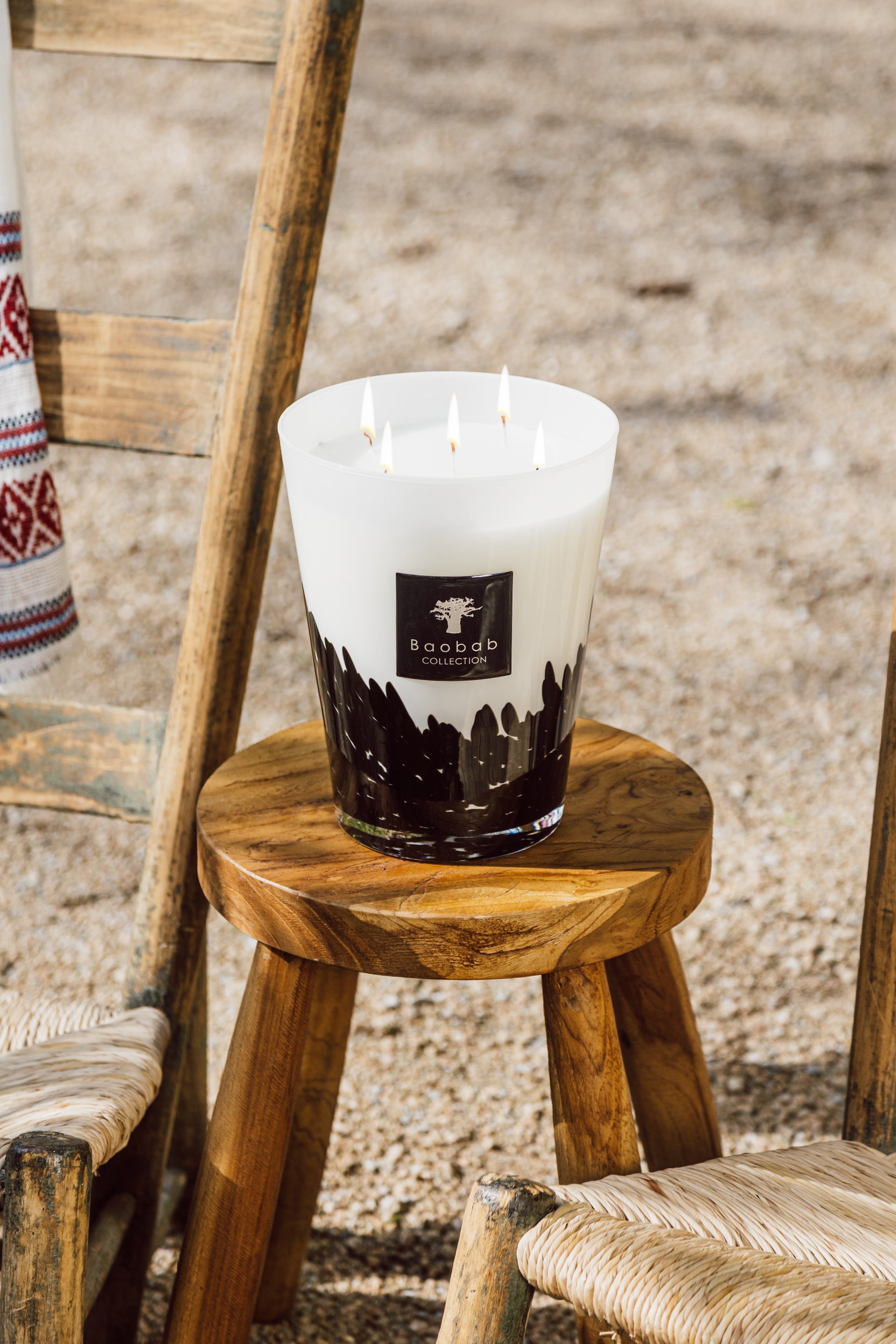 baobab-collection-feathers-bougie-parfum-e-classique-verre-noir image 2