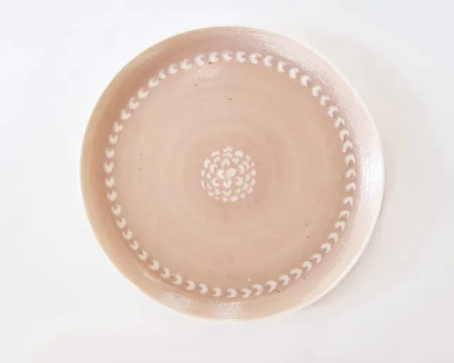 am-cla-assiette-porcelaine-beige-rose-motifs-blancs-18-cm image 1