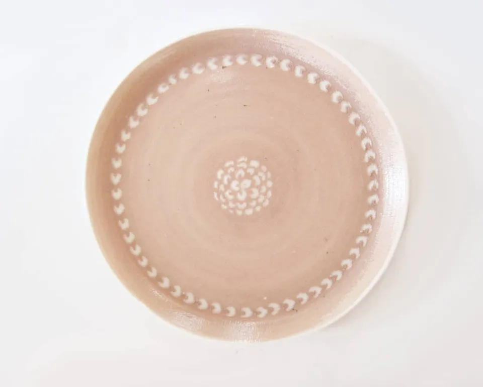 am-cla-assiette-porcelaine-beige-rose-motifs-blancs-18-cm image 1