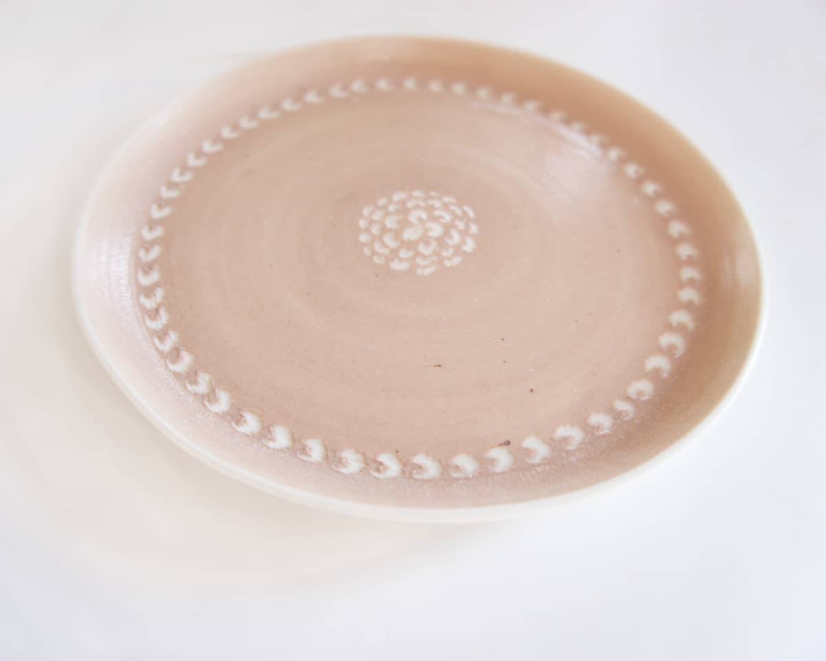 am-cla-assiette-porcelaine-beige-rose-motifs-blancs-18-cm image 3