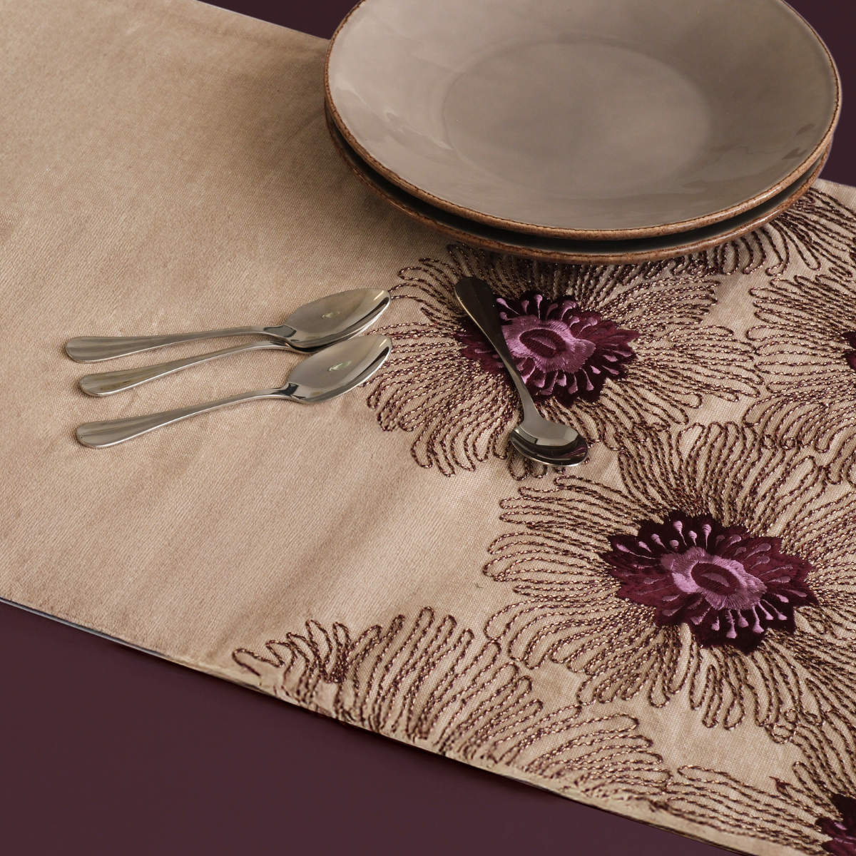sia-nola-flowers-chemin-de-table-coton-beige-140-cm image 2