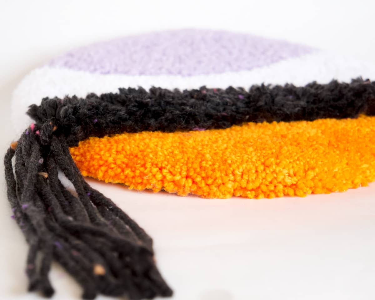 am-cla-tissage-tufting-mural-rond-violet-orange-franges image 4