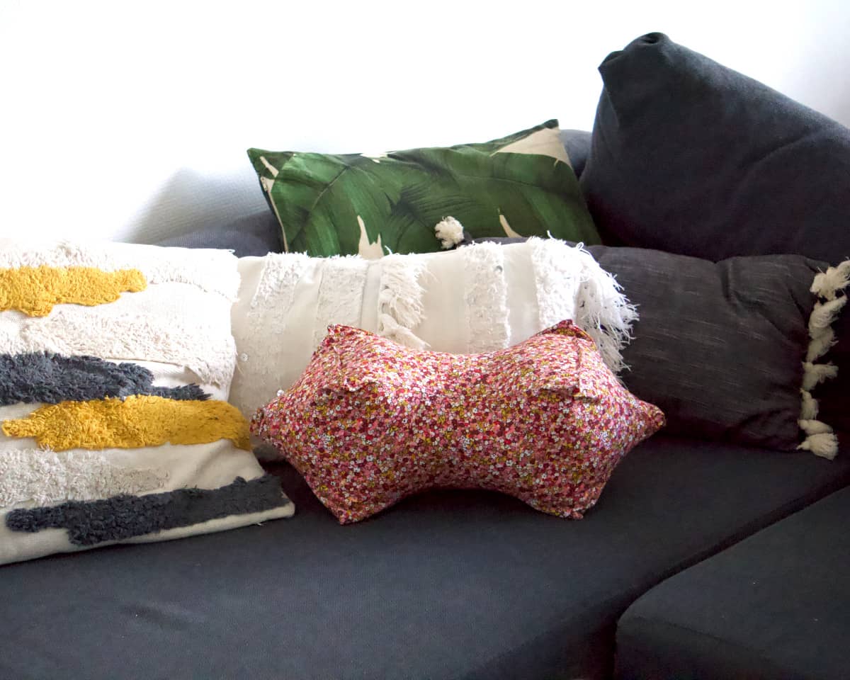 am-cla-coussin-nuque-liberty-rose-fleurs-coton-bio-47-cm image 2
