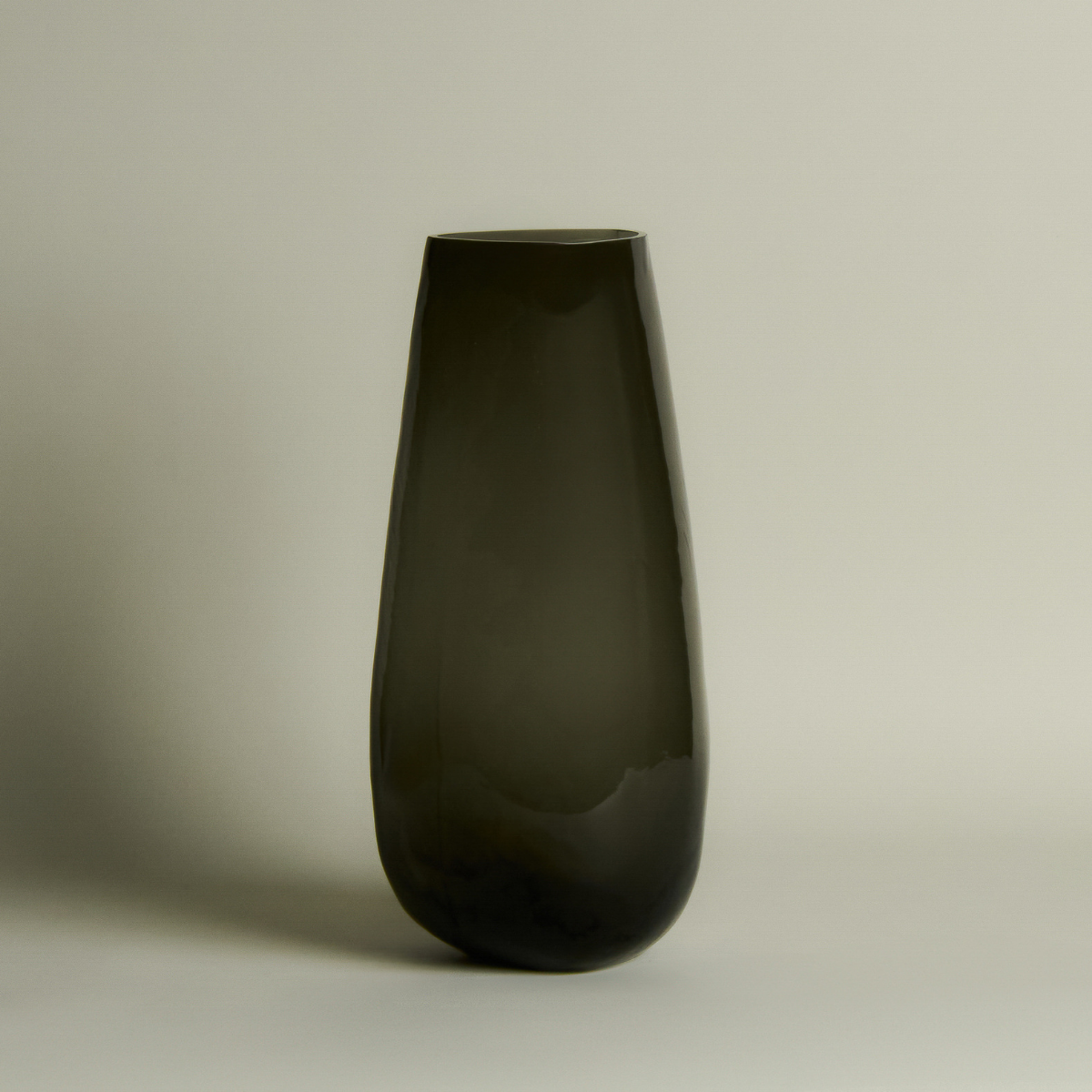 sia-deco-antica-vase-triangle-grand-format-gris-39-cm-verre image 2