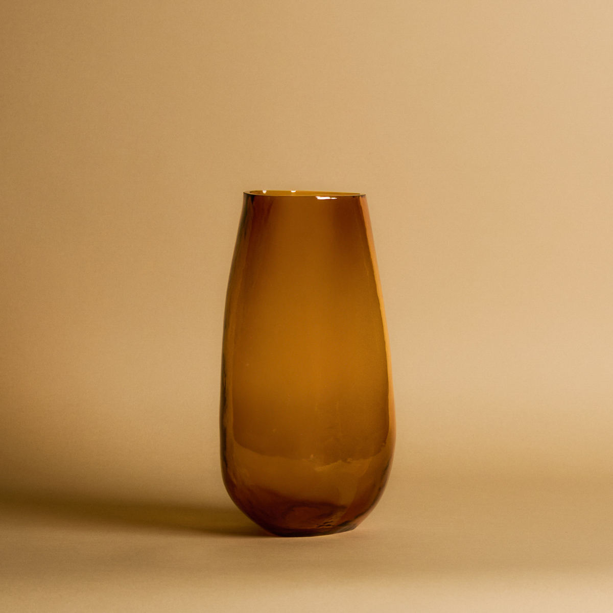 sia-antica-vase-triangle-ambre-31-cm-verre-color image 2
