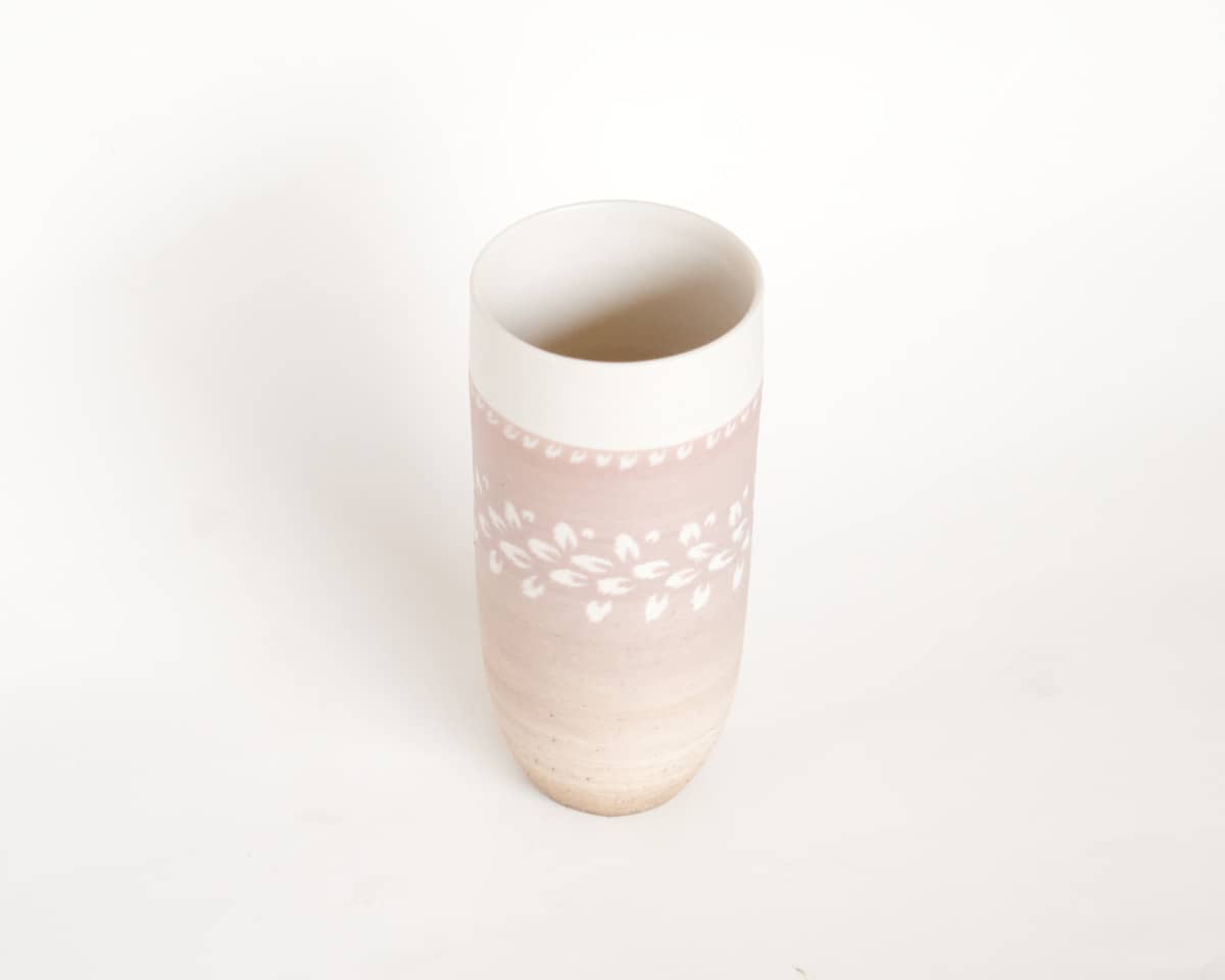 am-cla-vase-porcelaine-rose-sable-motifs-blancs image 4