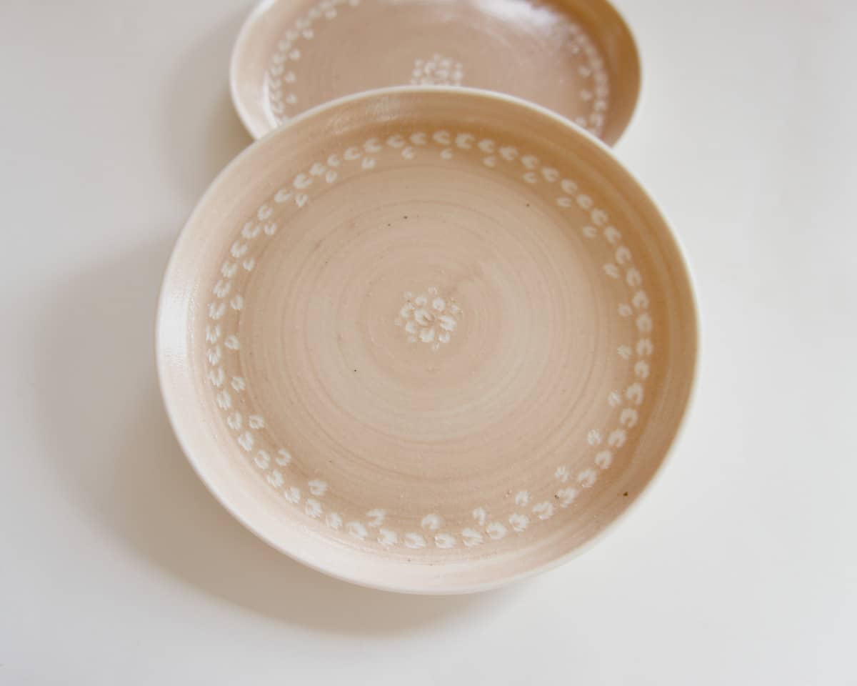 am-cla-assiette-porcelaine-beige-rose-motifs-blancs-18-cm-2 image 4