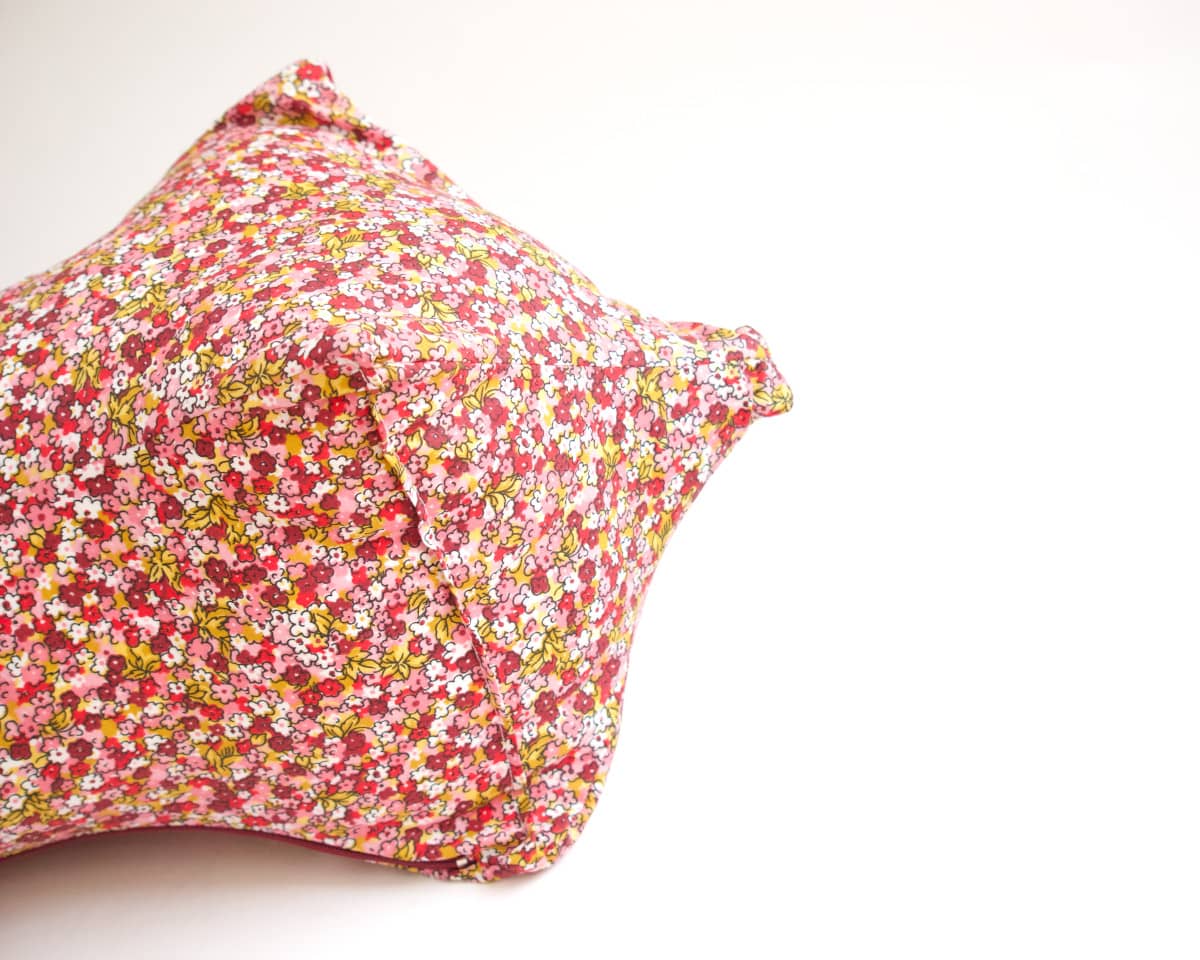 am-cla-coussin-nuque-liberty-rose-fleurs-coton-bio-47-cm image 7