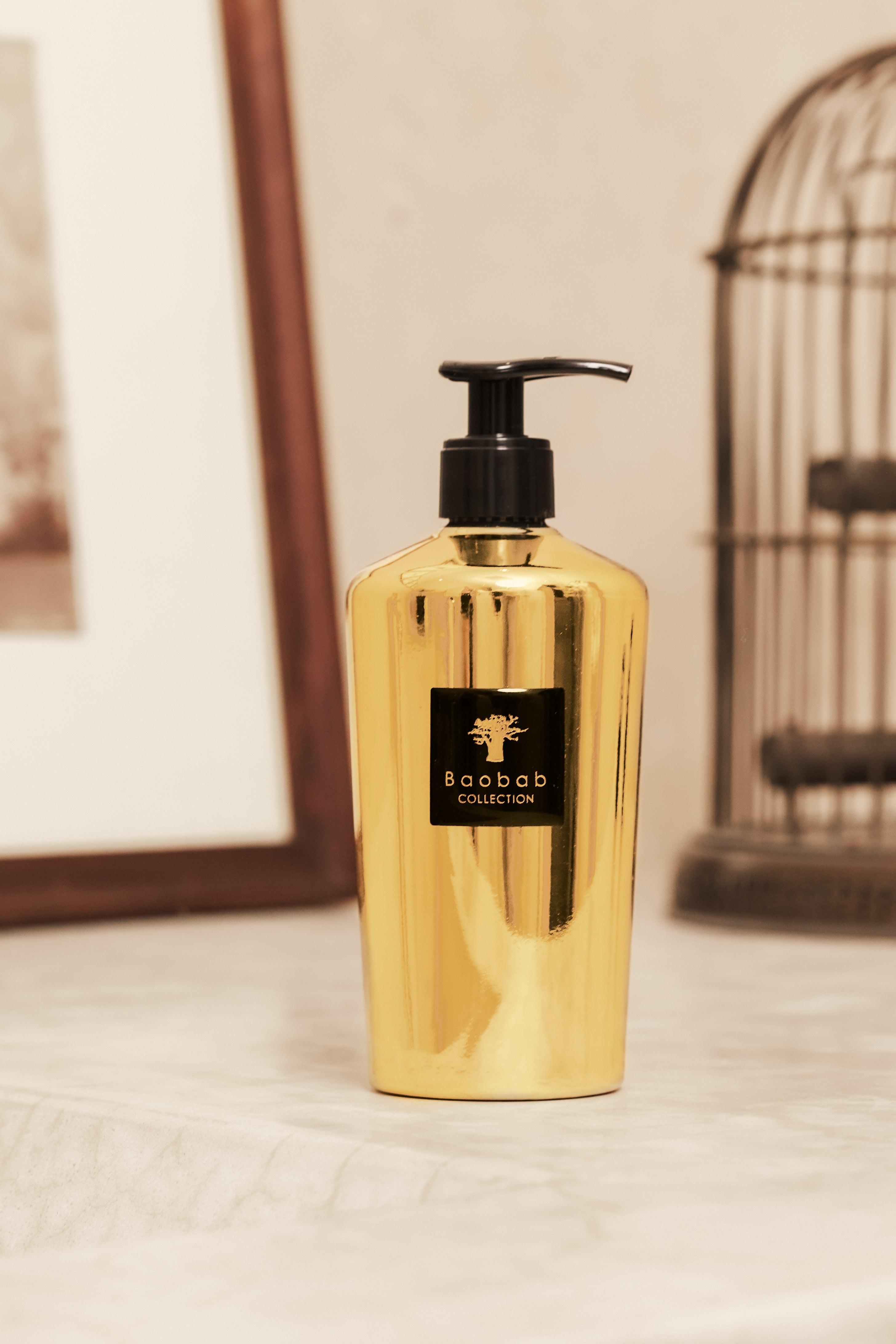 baobab-collection-women-in-gold-coffret-gel-mains-2x350ml-dor image 4