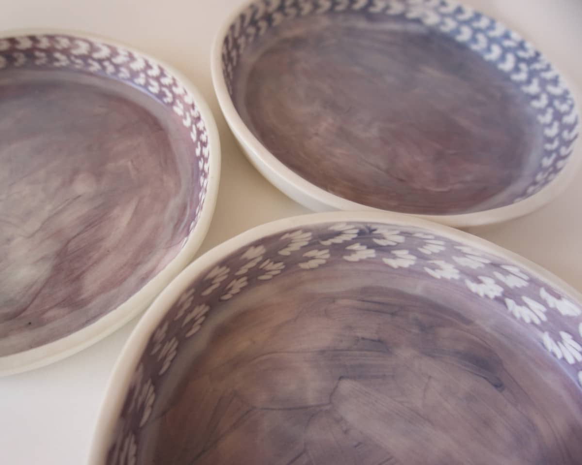 am-cla-assiettes-artisanales-assiette-porcelaine-violette-18-cm image 4