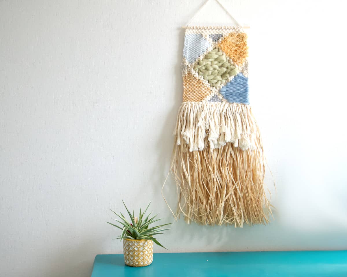 am-cla-tissages-tissage-mural-jaune-bleu-raphia-franges image 1
