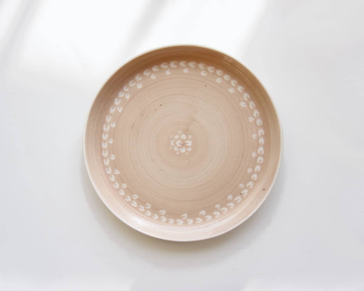 am-cla-assiette-porcelaine-beige-rose-motifs-blancs-18-cm-2 image 1