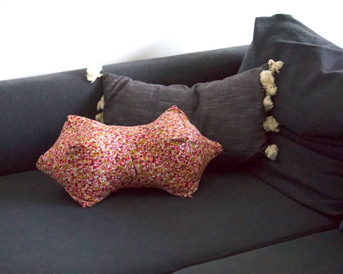 am-cla-coussin-nuque-liberty-rose-fleurs-coton-bio-47-cm image 5