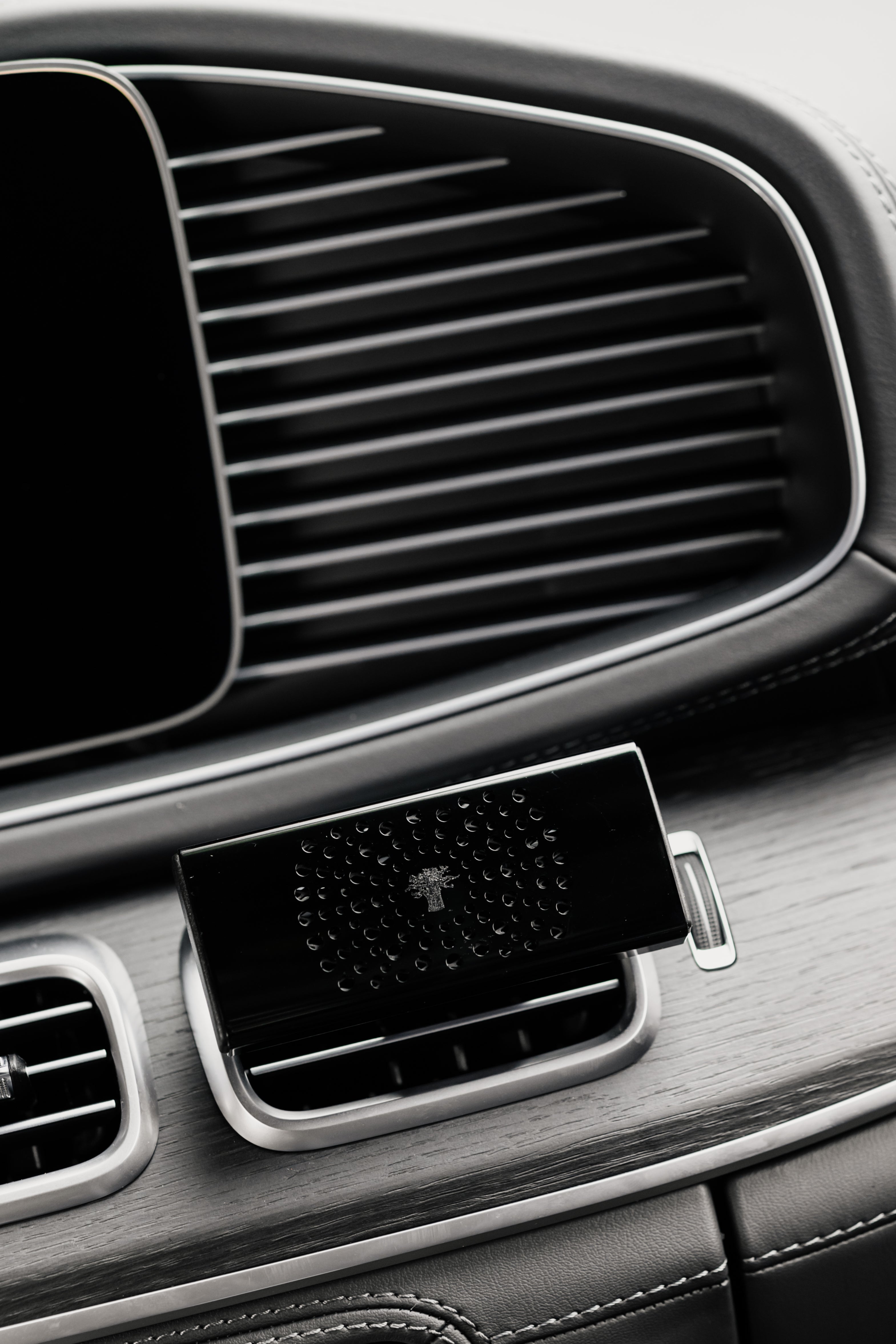 baobab-collection-black-pearls-diffuseur-voiture-m-tal-noir image 3