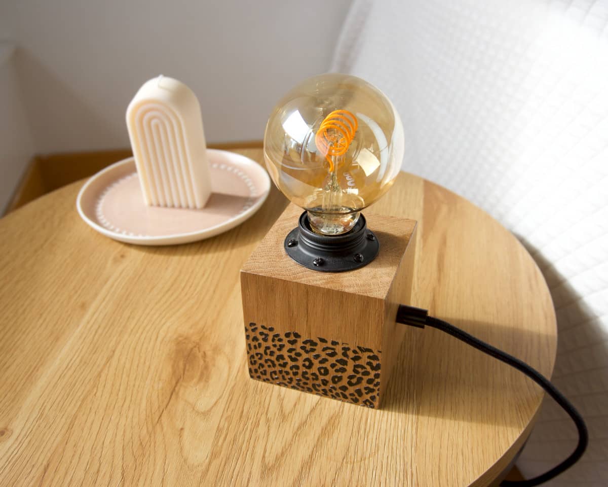 am-cla-lampe-bois-poser-l-opard-ch-ne-massif-led image 4