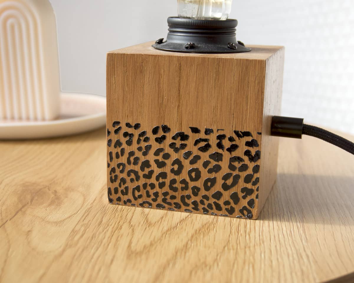 am-cla-lampe-bois-poser-l-opard-ch-ne-massif-led image 3