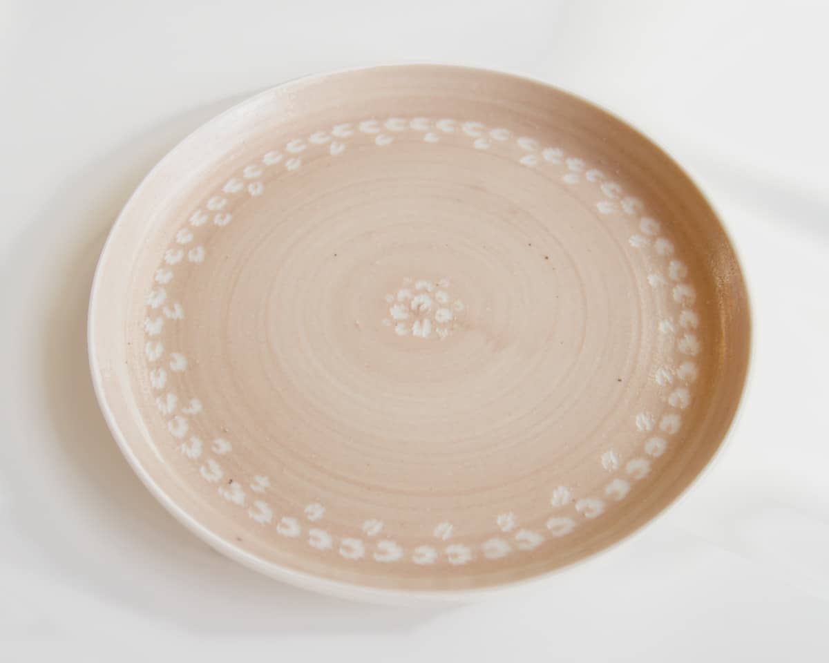 am-cla-assiette-porcelaine-beige-rose-motifs-blancs-18-cm-2 image 2