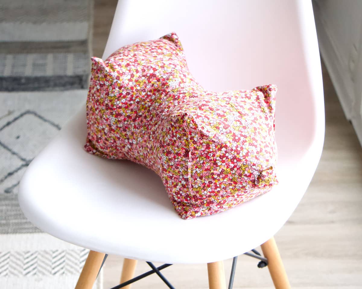 am-cla-coussin-nuque-liberty-rose-fleurs-coton-bio-47-cm image 4