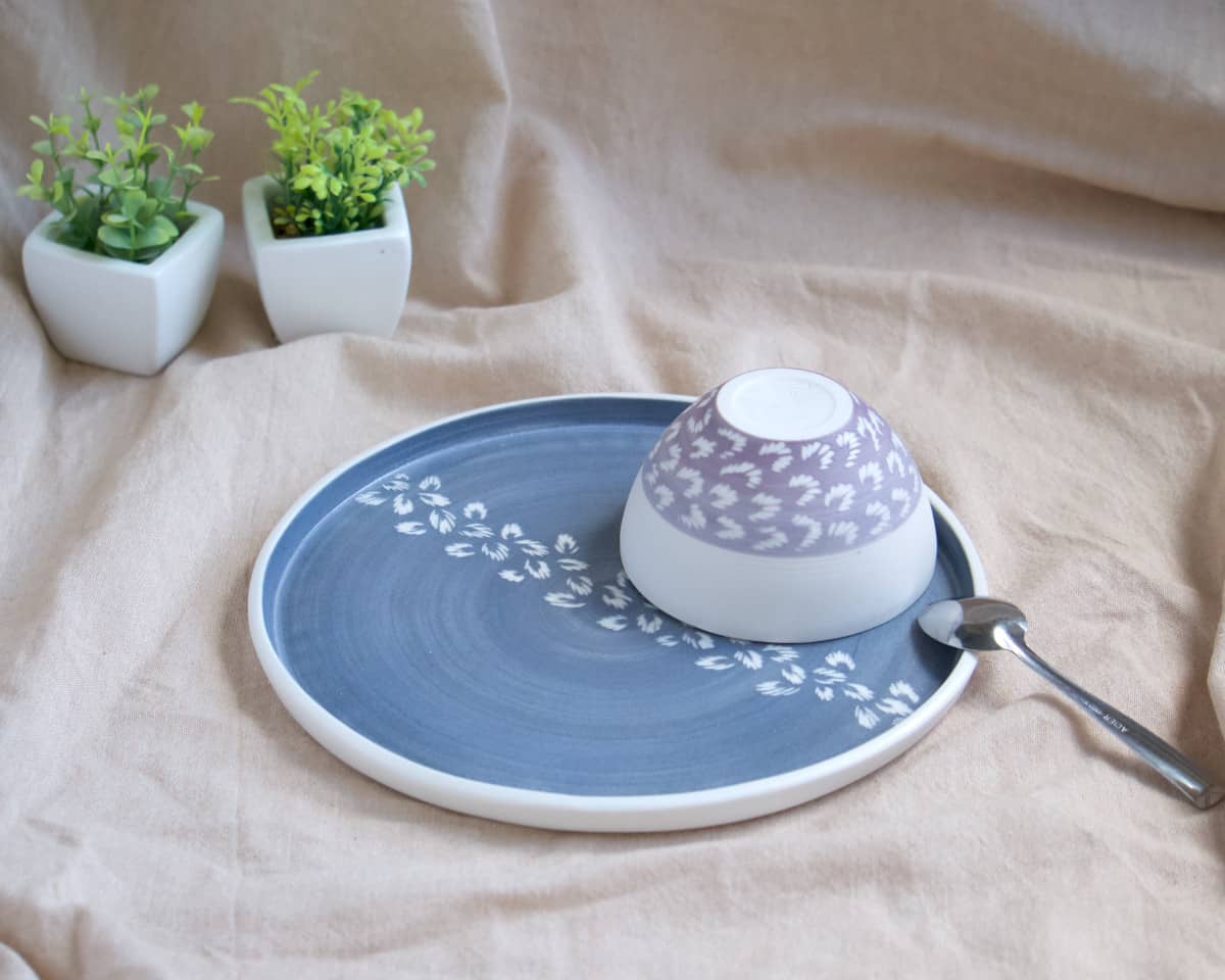 am-cla-bol-porcelaine-violet-motifs-floraux-blancs-9-5-cm image 2