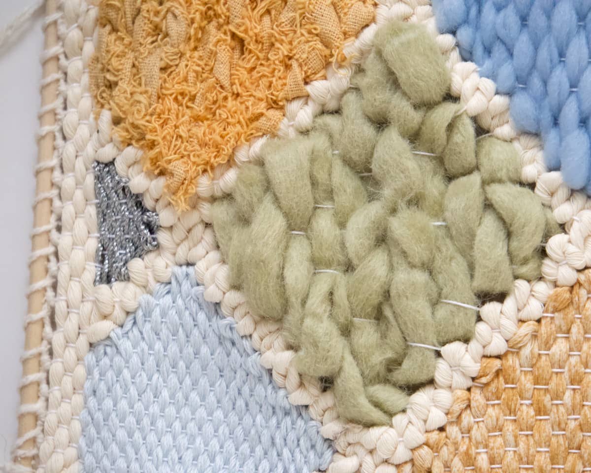 am-cla-tissages-tissage-mural-jaune-bleu-raphia-franges image 8