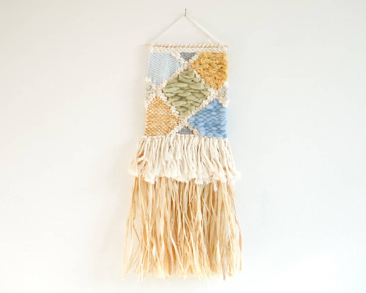 am-cla-tissages-tissage-mural-jaune-bleu-raphia-franges image 7