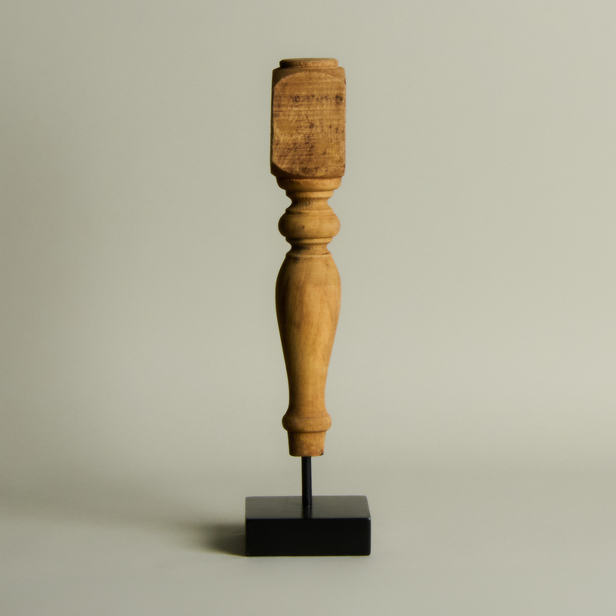 sia-deco-victoria-statue-bois-40-cm-marron-sur-pied image 2