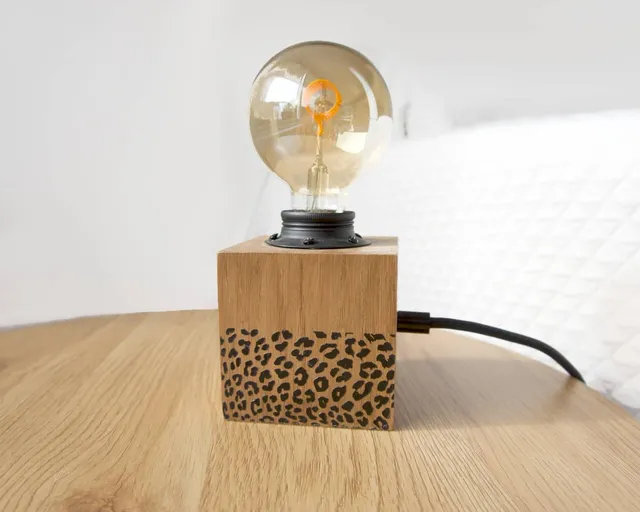 am-cla-lampe-bois-poser-l-opard-ch-ne-massif-led image 1