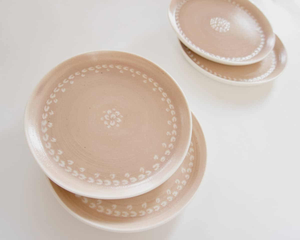 am-cla-assiette-porcelaine-beige-rose-motifs-blancs-18-cm-2 image 3